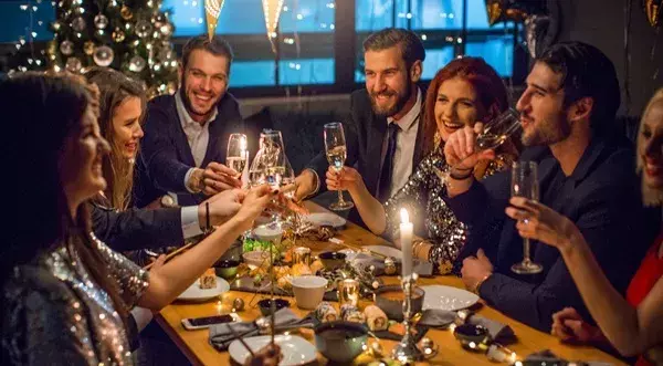 ¿Es lícito acudir a la cena de empresa si estás de baja médica o baja por maternidad?