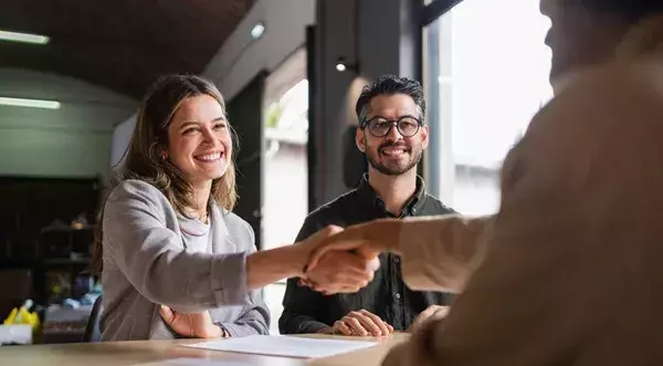 ¿Quieres usar IA para contratar? Lo que puedes hacer y lo que no