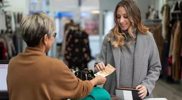 ¿Hasta cuánto se puede pagar en efectivo en un negocio y cuáles son los límites legales?