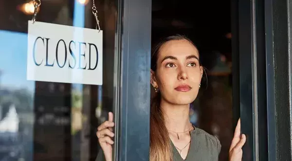 Cómo se puede disolver una SL que tiene deudas