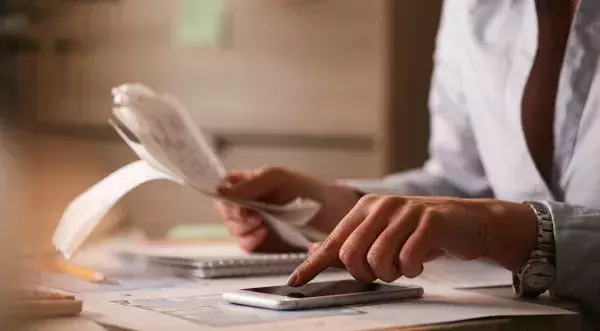 ¿Puede una persona ser absuelta de un delito de estafa aunque el dinero fraudulento haya pasado por su cuenta bancaria?