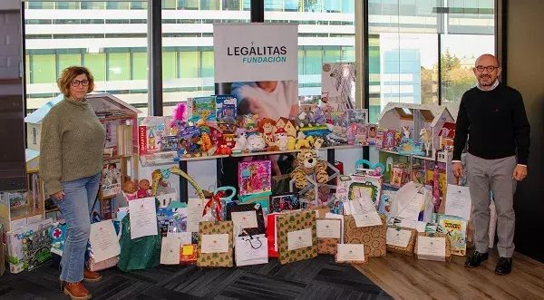 Legálitas dona más de 300 juguetes a los niños más necesitados por Navidad