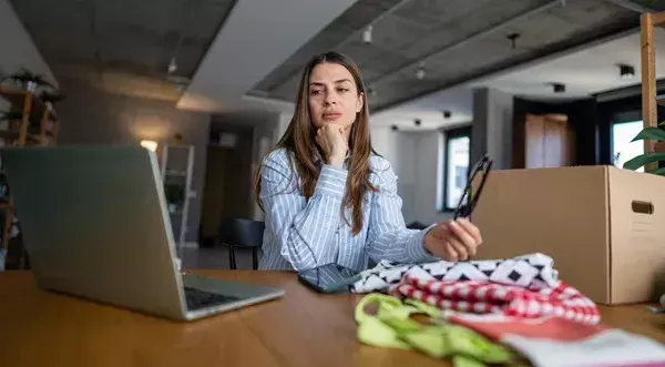 Qué es la publicidad engañosa y promociones comerciales: riesgos legales para autónomos y pymes