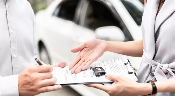 ¿Qué hago si me han subido el seguro del coche sin avisar?