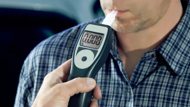 ¿Se puede negar el seguro del coche a pagar los daños en caso de dar positivo en alcoholemia?