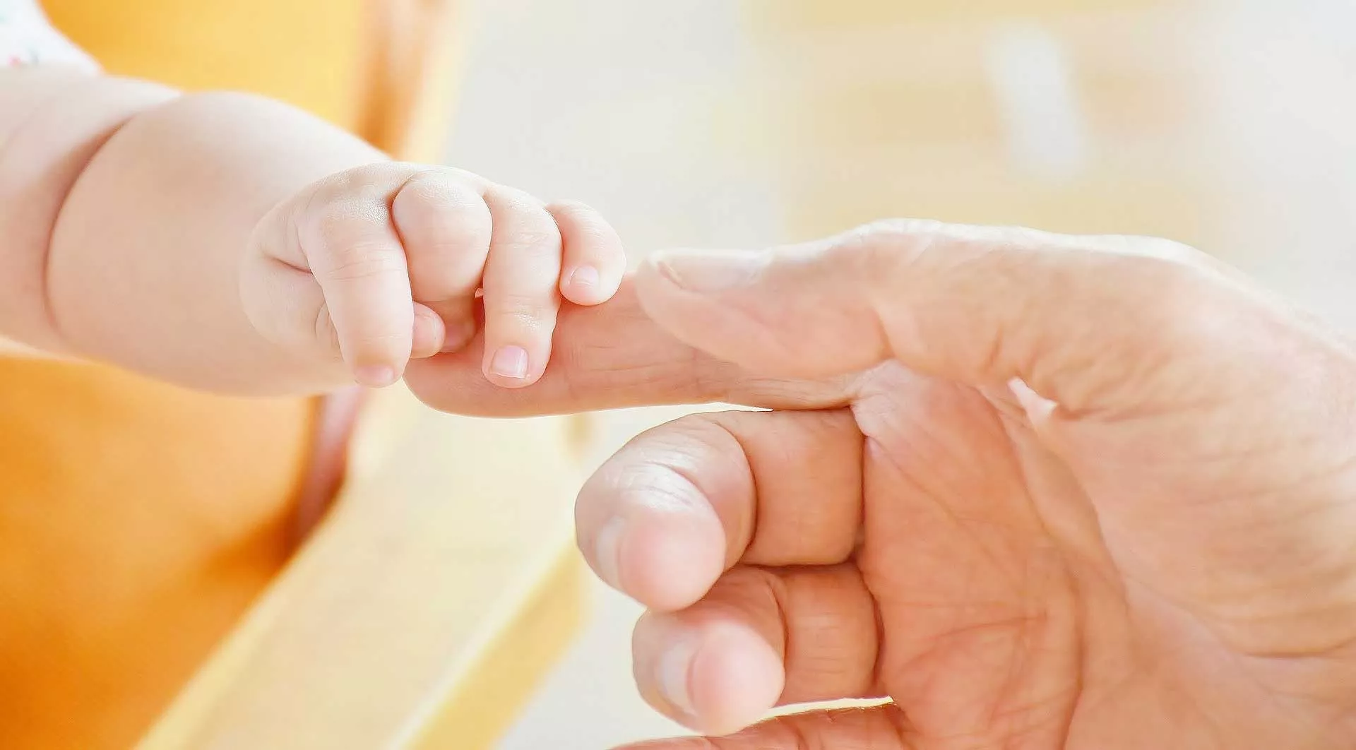 Dar a luz en casa sin asistencia médica puede llevar a los padres a prisión