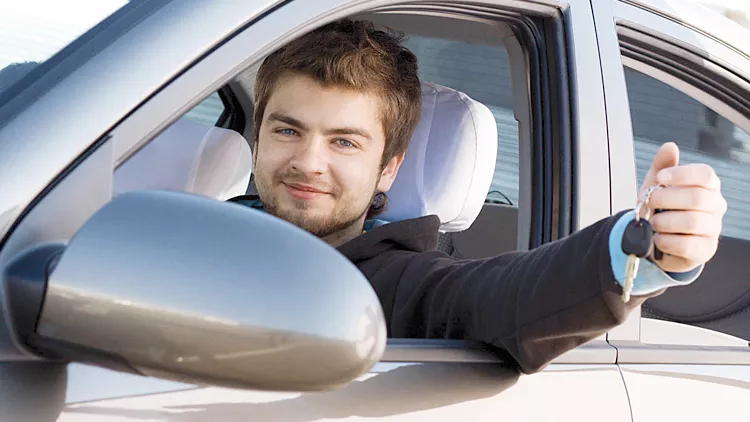¿Puede mi hijo conducir mi coche mientras se está sacando el carné de conducir?