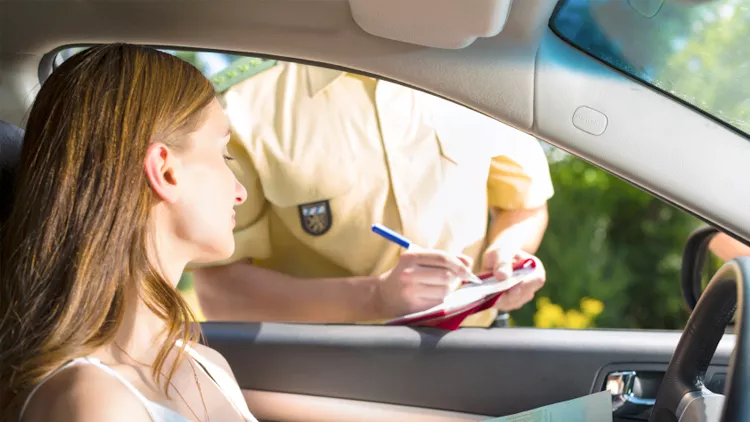 Si me ha caducado el carnet de conducir y me paran ¿Qué me puede pasar?