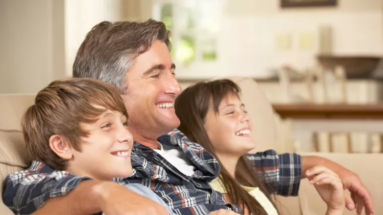 ¿En base a qué factores fija el juez las pensiones alimenticias de los hijos?