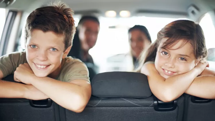 ¿Cómo debo llevar a mis hijos menores en el coche?
