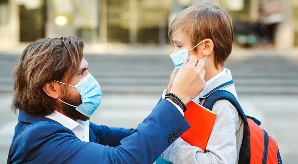 Pruebas PCR a menores en los colegios: ¿son legales sin la presencia de los padres?