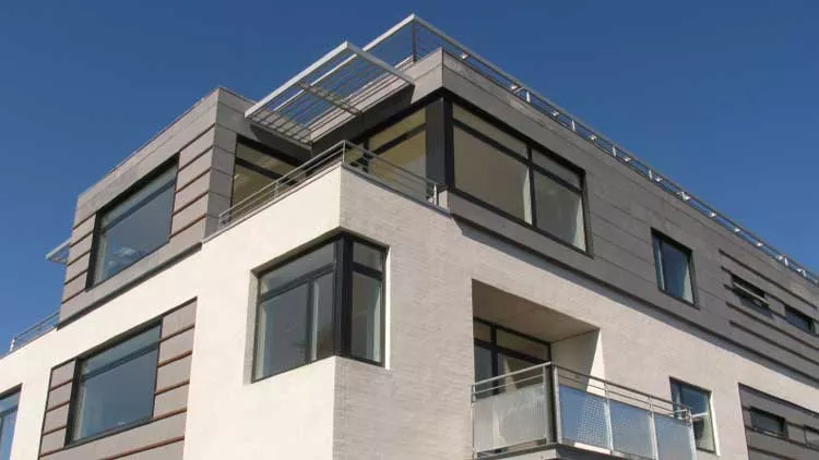 El vecino del ático ha puesto césped artificial en su terraza y me causa humedades